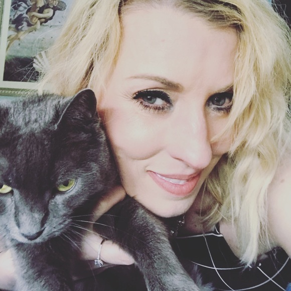 Shop our mom's closet! 😻😻😻 - Picture 12 of 16